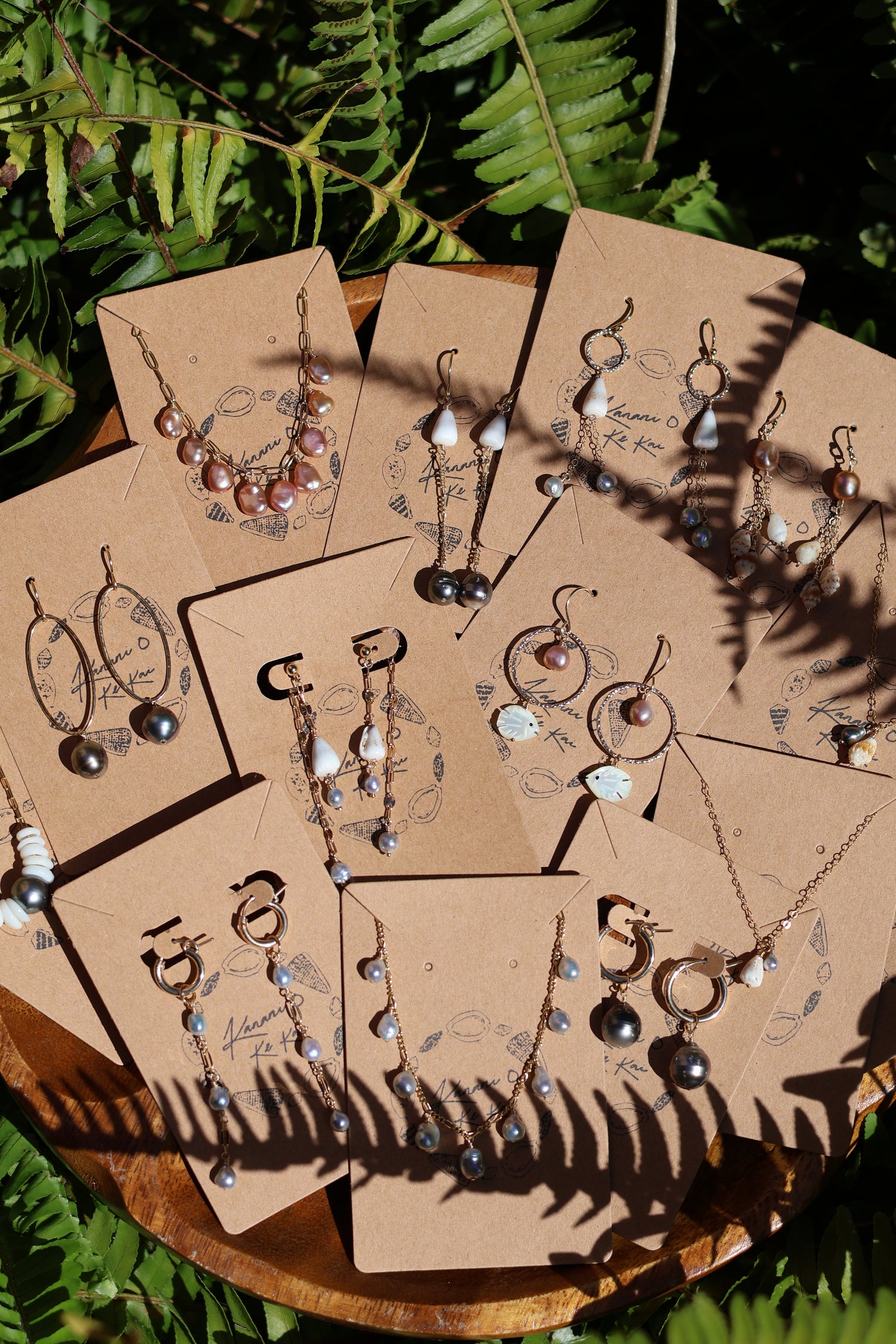 Handmade shell jewelry made in Hawaiʻi. Handpicked shells found free diving and beach combing. Native-Hawaiian Wahine owned small business.